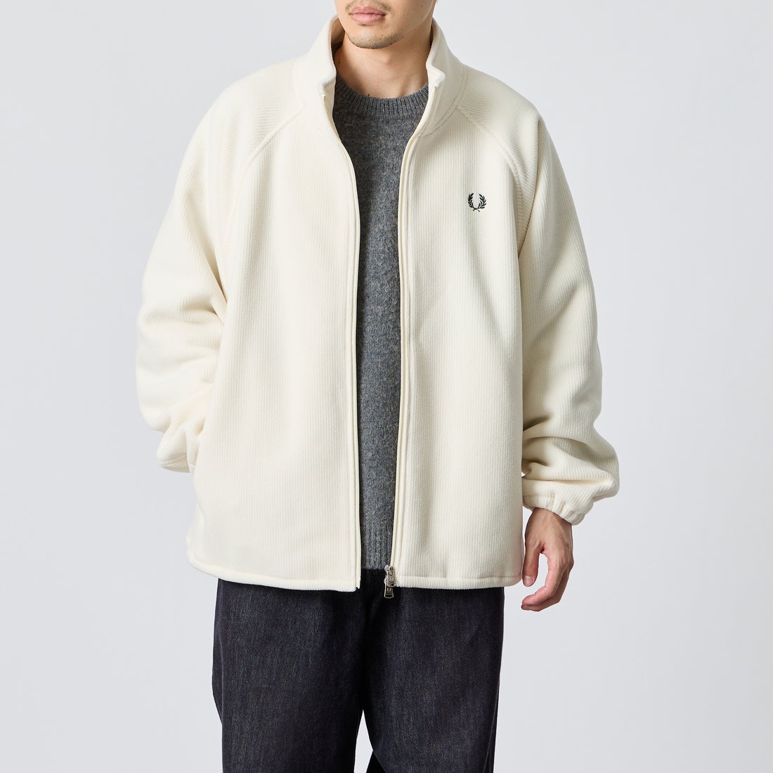 FRED PERRY [フレッドペリー] 別注 コード フリースジャケット [FPM-26A-005JF] ECRU/NIGHT &&モデル身長：168cm 着用サイズ：L&&