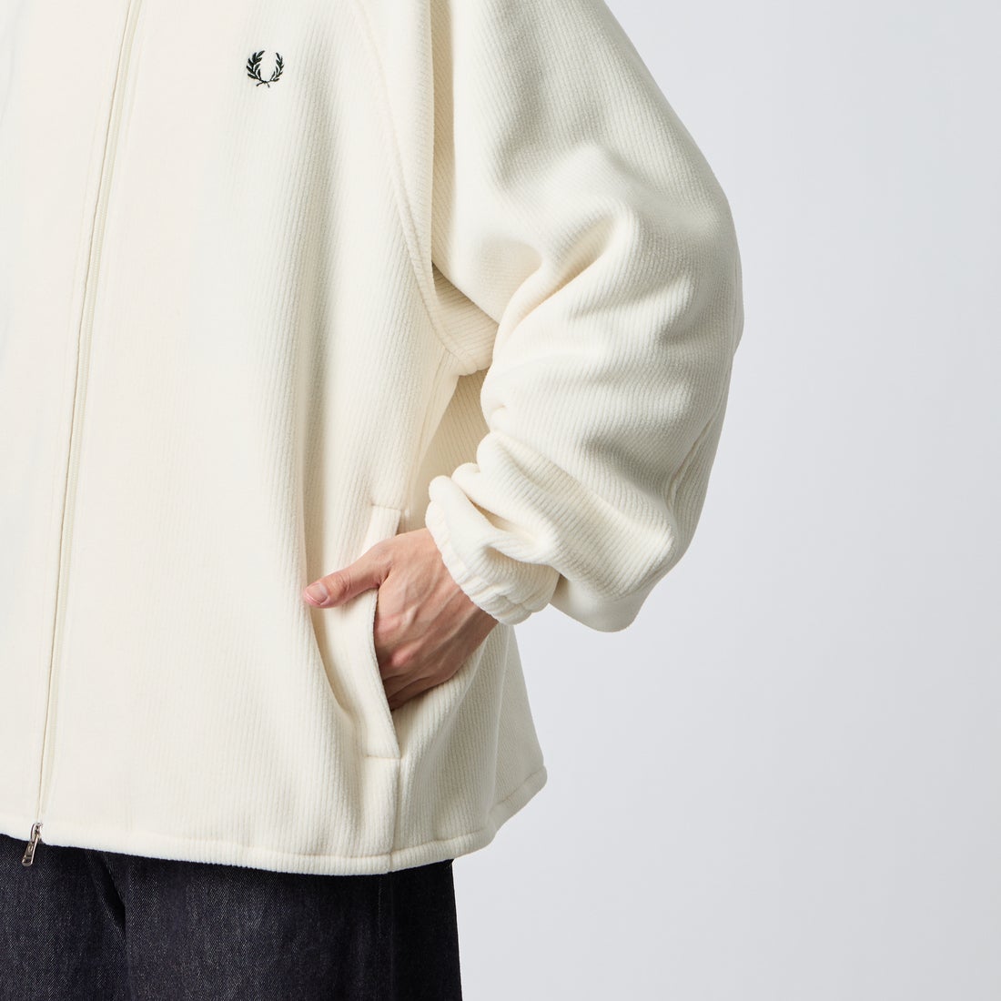 FRED PERRY [フレッドペリー] 別注 コード フリースジャケット [FPM-26A-005JF] ECRU/NIGHT &&モデル身長：168cm 着用サイズ：L&&