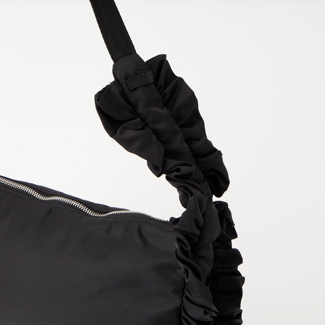 OUTDOOR PRODUCTS [アウトドアプロダクツ] ナイロンフリルショルダーバッグ [BR-OUT-26AW27] BLACK
