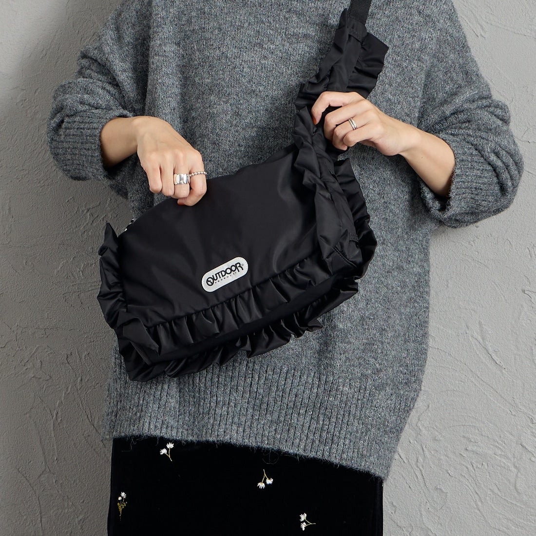OUTDOOR PRODUCTS [アウトドアプロダクツ] ナイロンフリルショルダーバッグ [BR-OUT-26AW27] BLACK