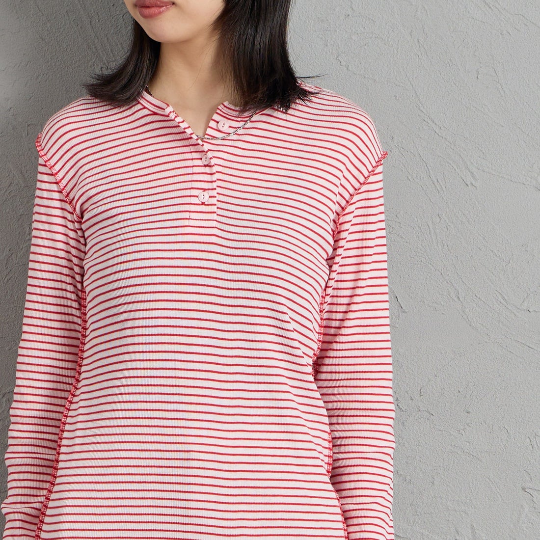 MEYAME [メヤメ] ボーダーソフトリブ ヘンリーネックプルオーバー [MEY-2503] PINK/RED &&モデル身長：162cm 着用サイズ：F&&