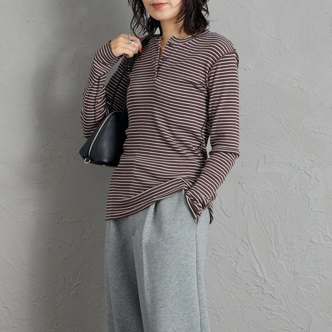 MEYAME [メヤメ] ボーダーソフトリブ ヘンリーネックプルオーバー [MEY-2503] BROWN/PINK &&モデル身長：160cm 着用サイズ：F&&
