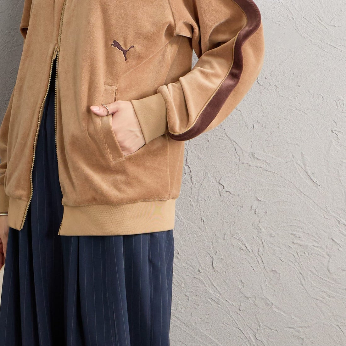 PUMA [プーマ] 別注 T7 ベロアトラックジャケット [640946-JF] 74 SOFT TA &&モデル身長：162cm 着用サイズ：S&&