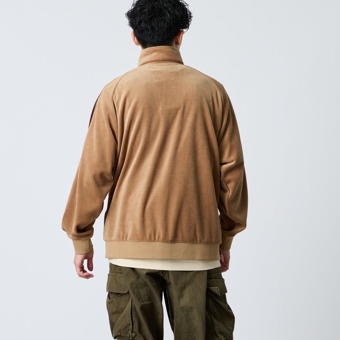 PUMA [プーマ] 別注 T7 ベロアトラックジャケット [640946-JF] 74 SOFT TA &&モデル身長：168cm 着用サイズ：L&&