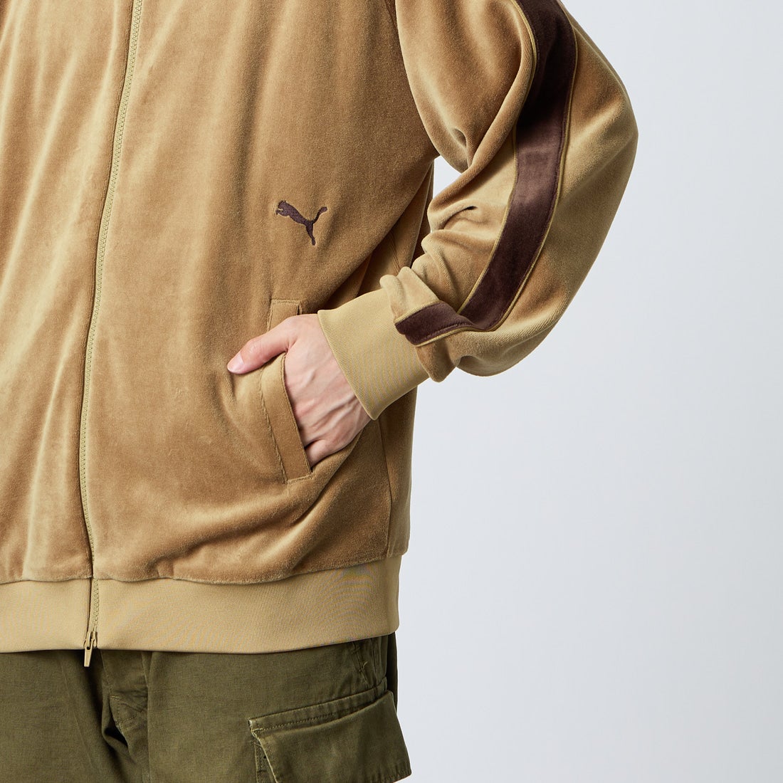 PUMA [プーマ] 別注 T7 ベロアトラックジャケット [640946-JF] 74 SOFT TA &&モデル身長：168cm 着用サイズ：L&&