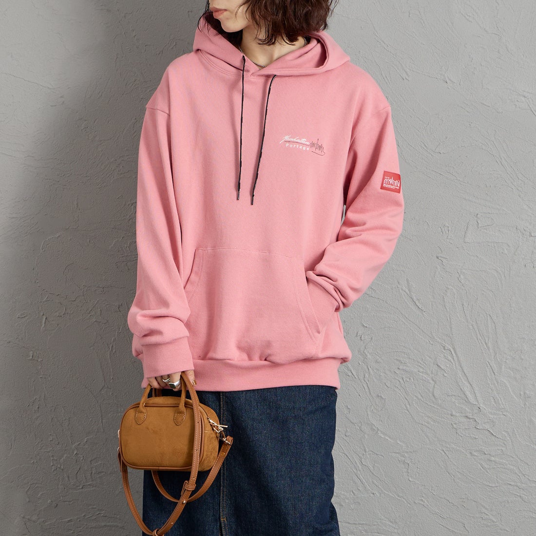 MANHATTAN PORTAGE [マンハッタンポーテージ] 別注 バックフォトプリント スウェットパーカー [26FWMP-IN88-JF] PINK &&モデル身長：158cm 着用サイズ：S&&