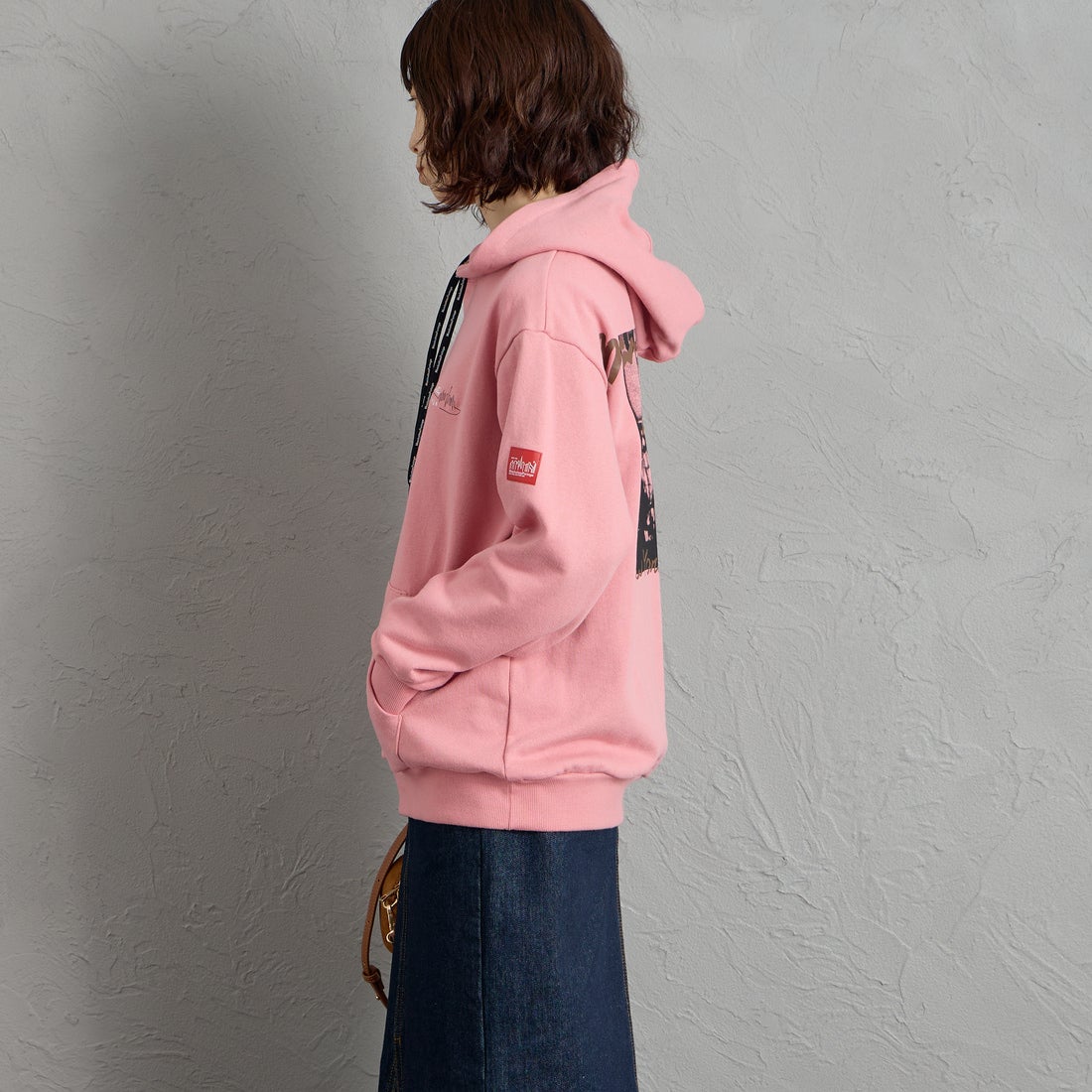MANHATTAN PORTAGE [マンハッタンポーテージ] 別注 バックフォトプリント スウェットパーカー [26FWMP-IN88-JF] PINK &&モデル身長：158cm 着用サイズ：S&&