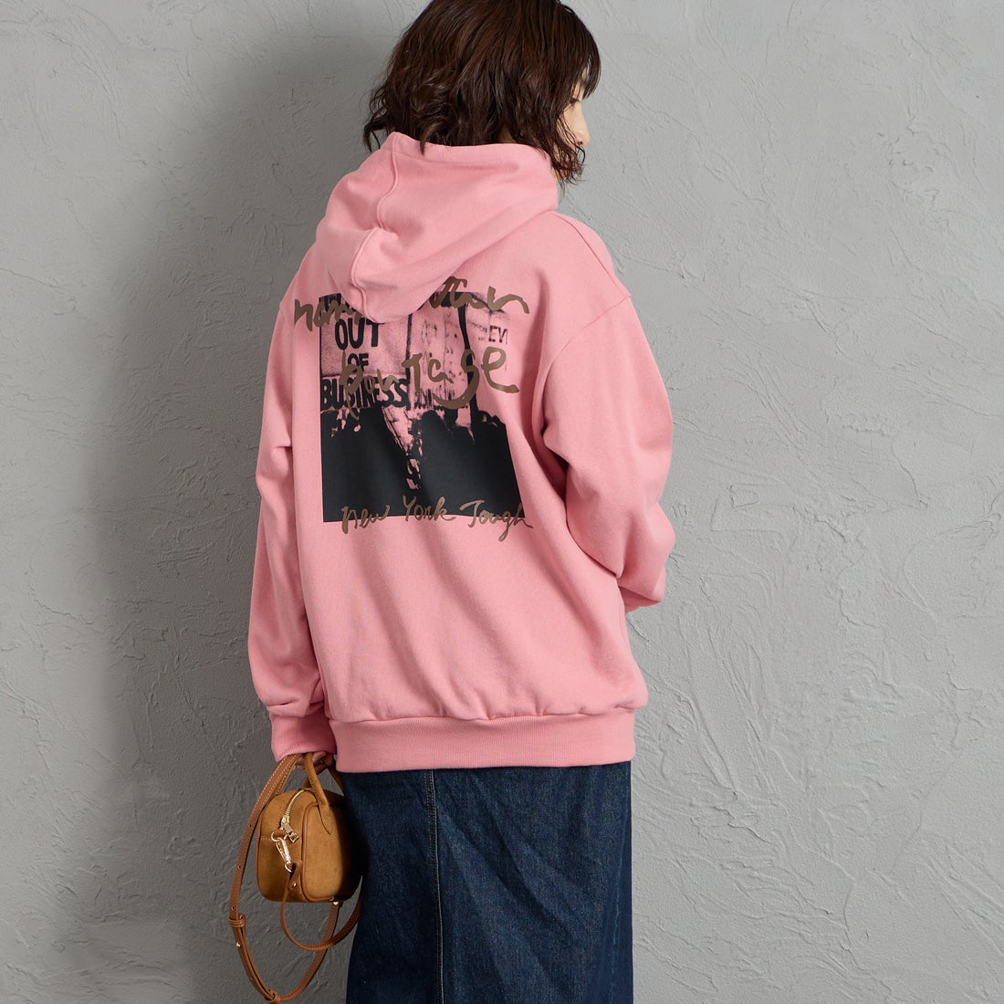 MANHATTAN PORTAGE [マンハッタンポーテージ] 別注 バックフォトプリント スウェットパーカー [26FWMP-IN88-JF] PINK &&モデル身長：158cm 着用サイズ：S&&