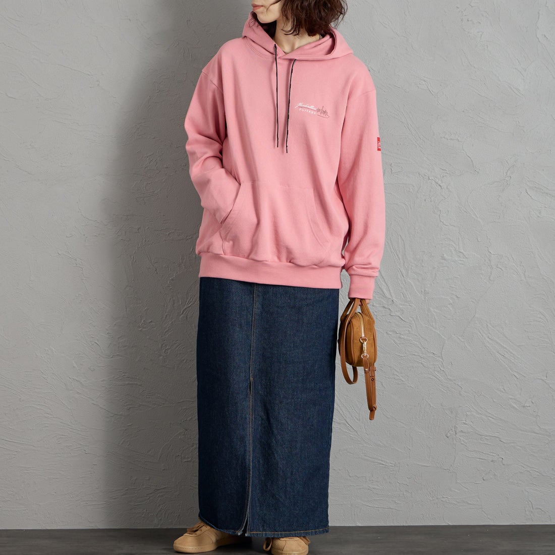 MANHATTAN PORTAGE [マンハッタンポーテージ] 別注 バックフォトプリント スウェットパーカー [26FWMP-IN88-JF] PINK &&モデル身長：158cm 着用サイズ：S&&
