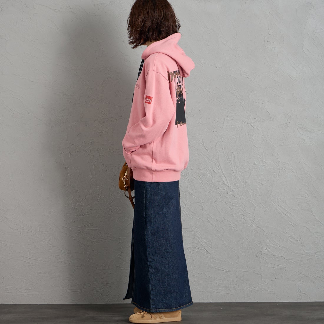 MANHATTAN PORTAGE [マンハッタンポーテージ] 別注 バックフォトプリント スウェットパーカー [26FWMP-IN88-JF] PINK &&モデル身長：158cm 着用サイズ：S&&