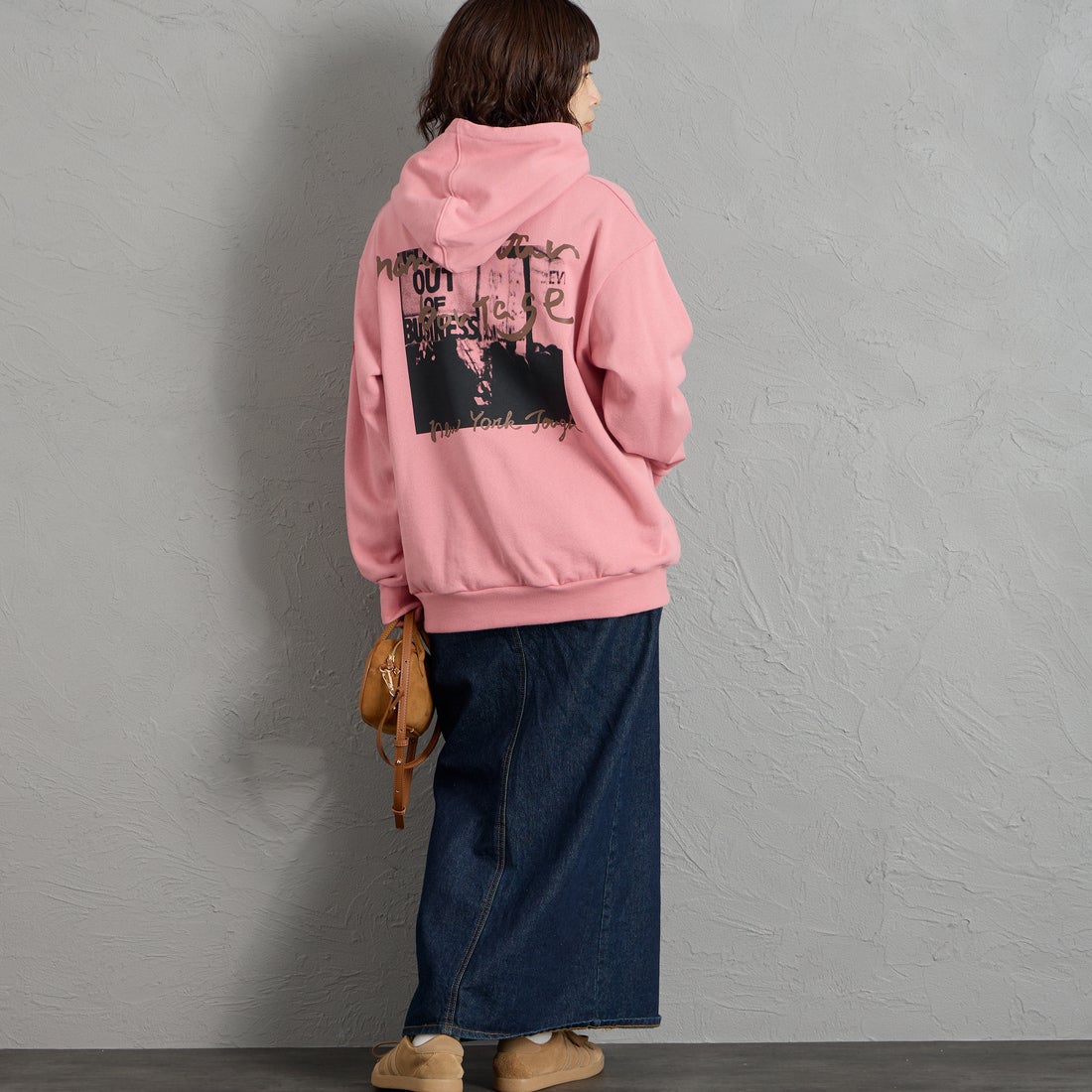 MANHATTAN PORTAGE [マンハッタンポーテージ] 別注 バックフォトプリント スウェットパーカー [26FWMP-IN88-JF] PINK &&モデル身長：158cm 着用サイズ：S&&