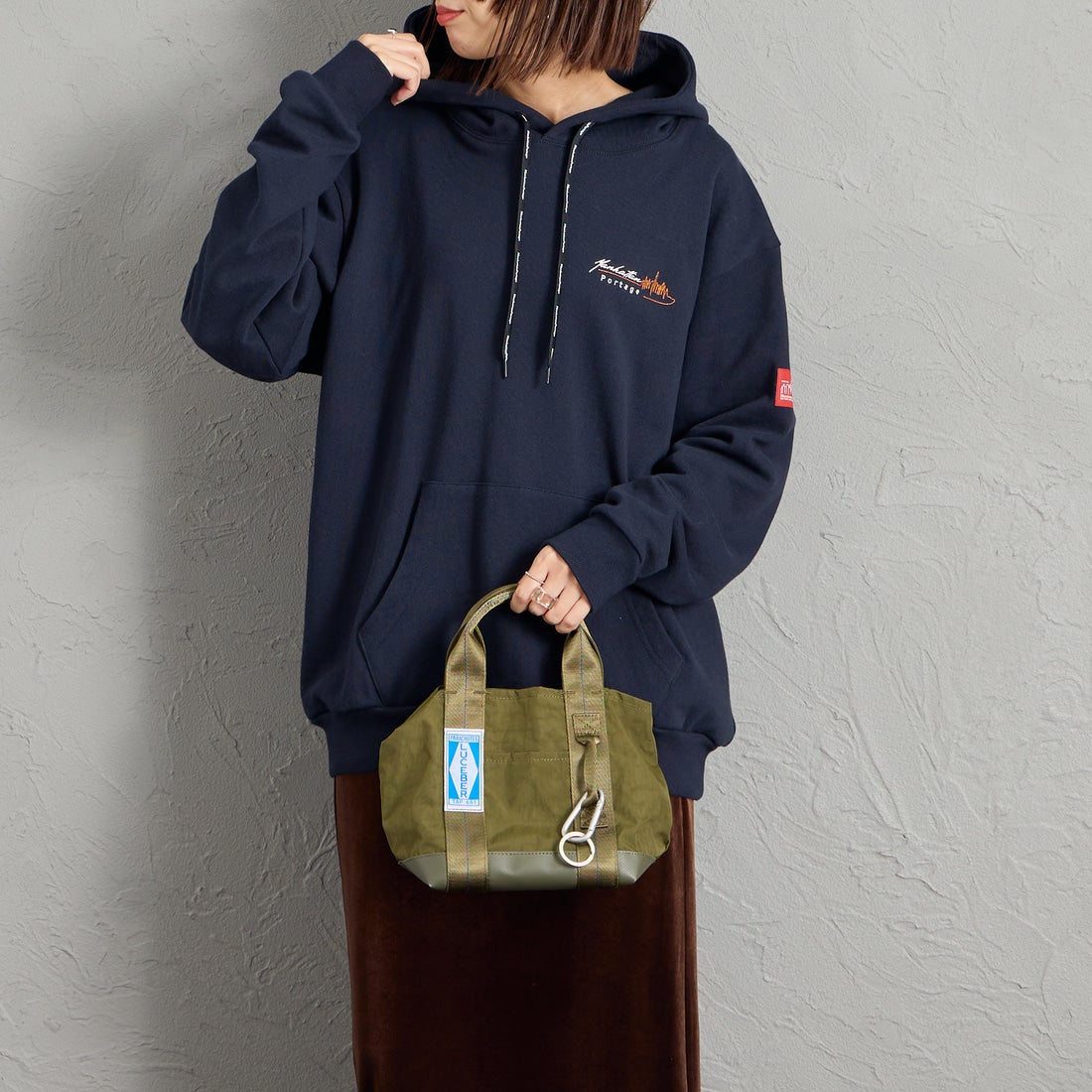 MANHATTAN PORTAGE [マンハッタンポーテージ] 別注 バックフォトプリント スウェットパーカー [26FWMP-IN88-JF] NAVY &&モデル身長：159cm 着用サイズ：S&&