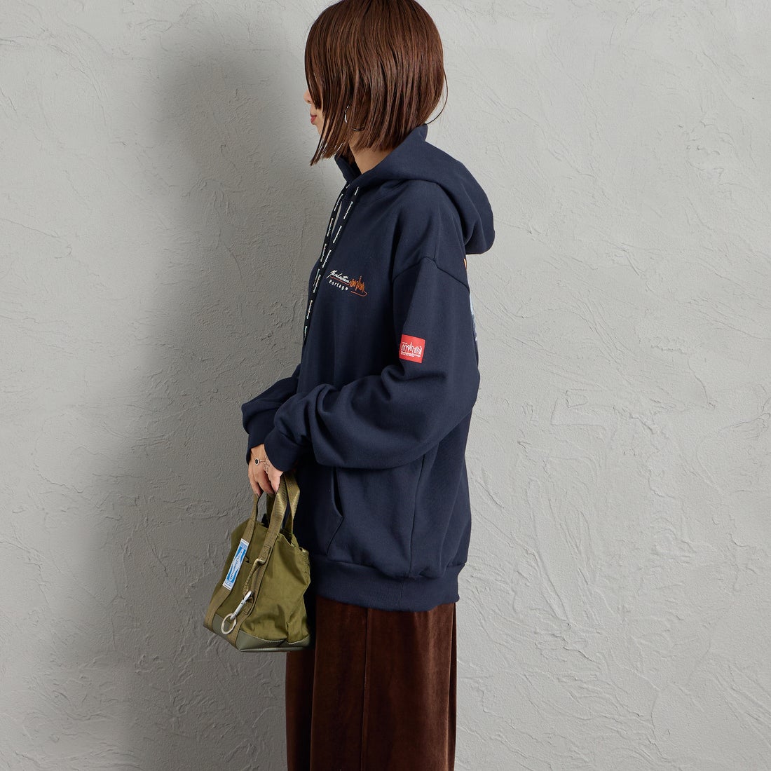 MANHATTAN PORTAGE [マンハッタンポーテージ] 別注 バックフォトプリント スウェットパーカー [26FWMP-IN88-JF] NAVY &&モデル身長：159cm 着用サイズ：S&&