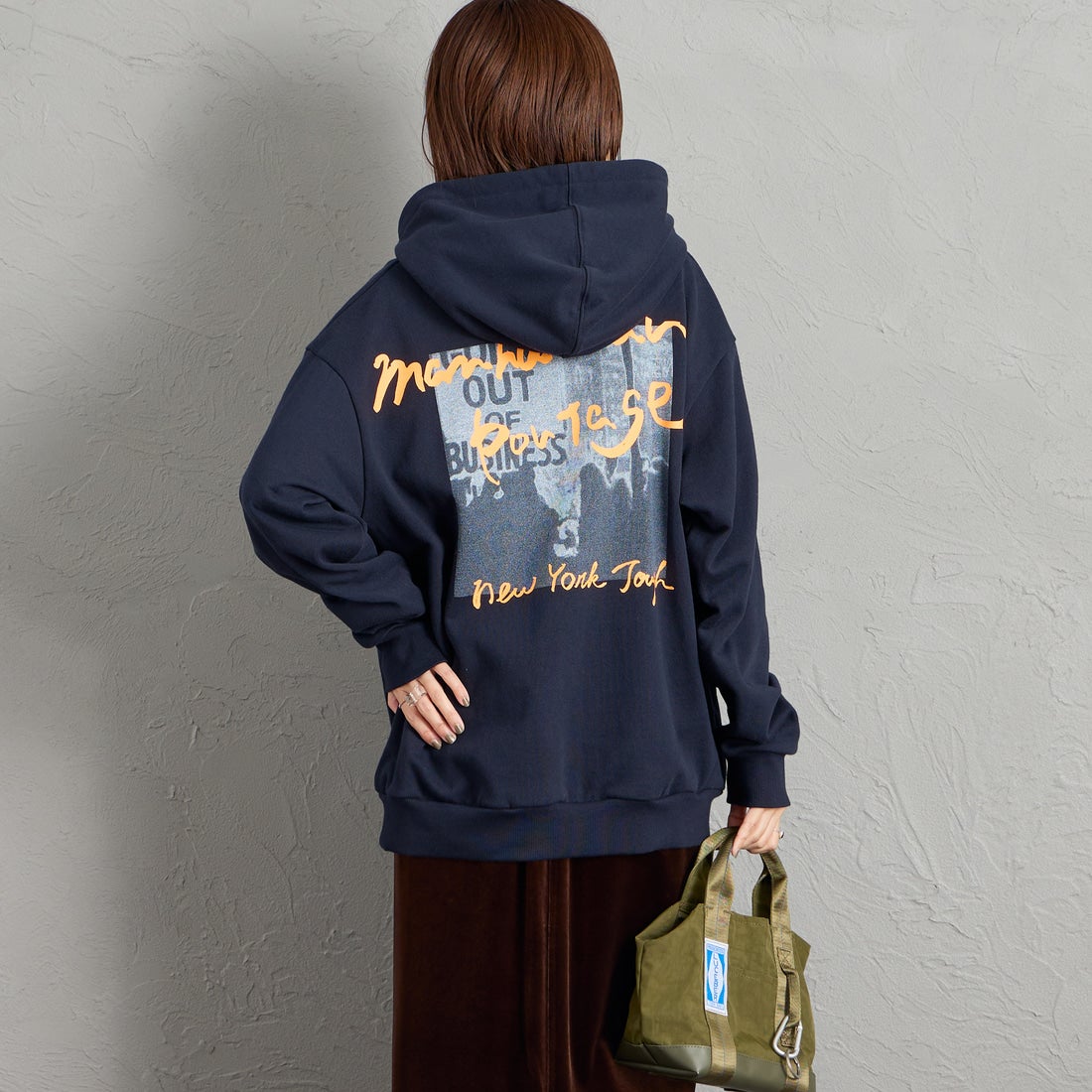 MANHATTAN PORTAGE [マンハッタンポーテージ] 別注 バックフォトプリント スウェットパーカー [26FWMP-IN88-JF] NAVY &&モデル身長：159cm 着用サイズ：S&&