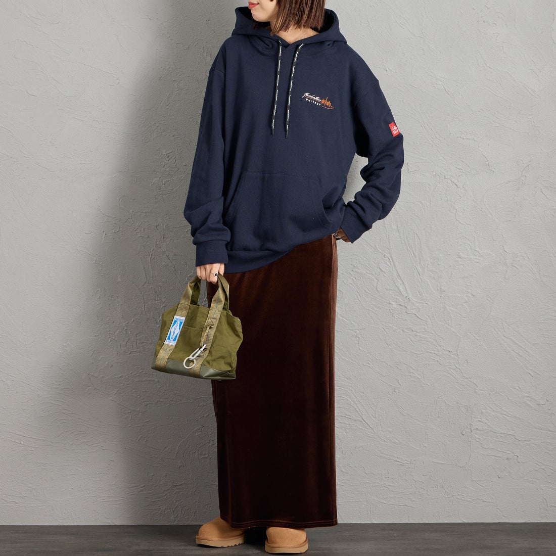 MANHATTAN PORTAGE [マンハッタンポーテージ] 別注 バックフォトプリント スウェットパーカー [26FWMP-IN88-JF] NAVY &&モデル身長：159cm 着用サイズ：S&&