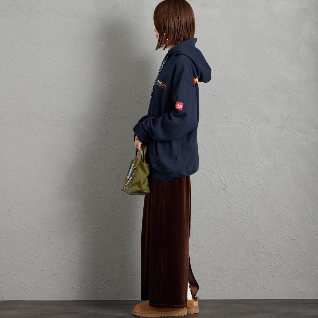 MANHATTAN PORTAGE [マンハッタンポーテージ] 別注 バックフォトプリント スウェットパーカー [26FWMP-IN88-JF] NAVY &&モデル身長：159cm 着用サイズ：S&&