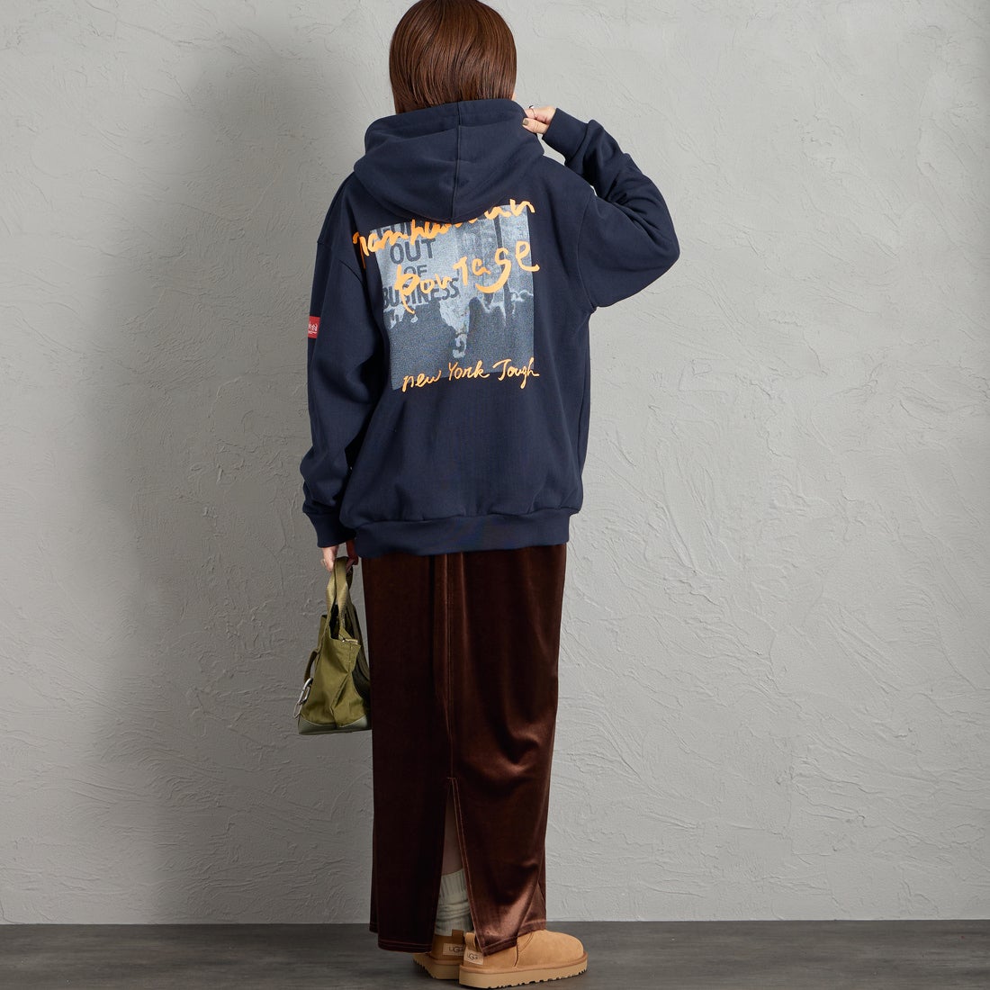 MANHATTAN PORTAGE [マンハッタンポーテージ] 別注 バックフォトプリント スウェットパーカー [26FWMP-IN88-JF] NAVY &&モデル身長：159cm 着用サイズ：S&&