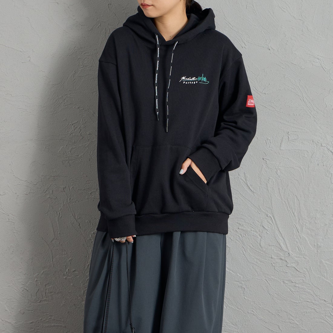 MANHATTAN PORTAGE [マンハッタンポーテージ] 別注 バックフォトプリント スウェットパーカー [26FWMP-IN88-JF] BLACK &&モデル身長：156cm 着用サイズ：S&&