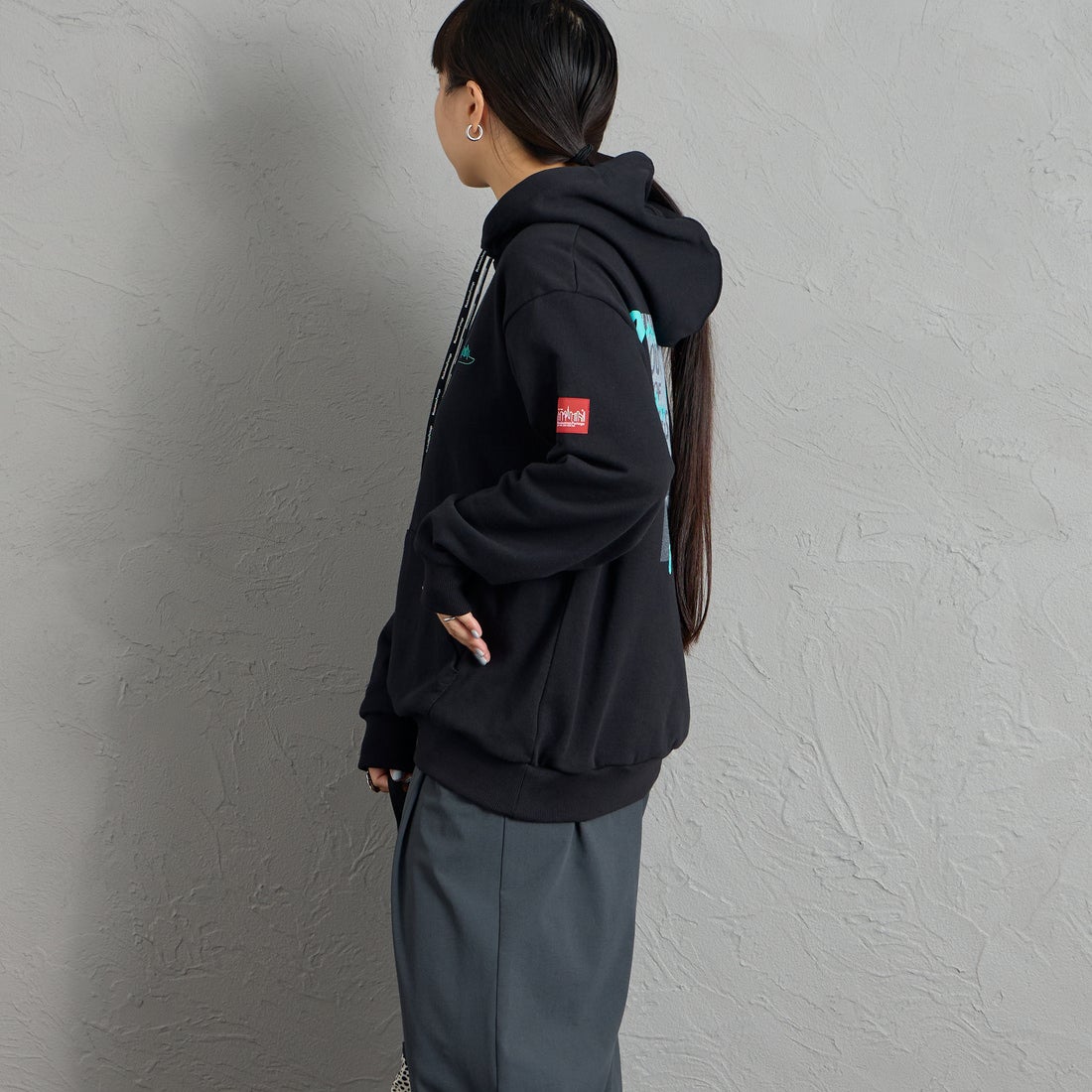 MANHATTAN PORTAGE [マンハッタンポーテージ] 別注 バックフォトプリント スウェットパーカー [26FWMP-IN88-JF] BLACK &&モデル身長：156cm 着用サイズ：S&&