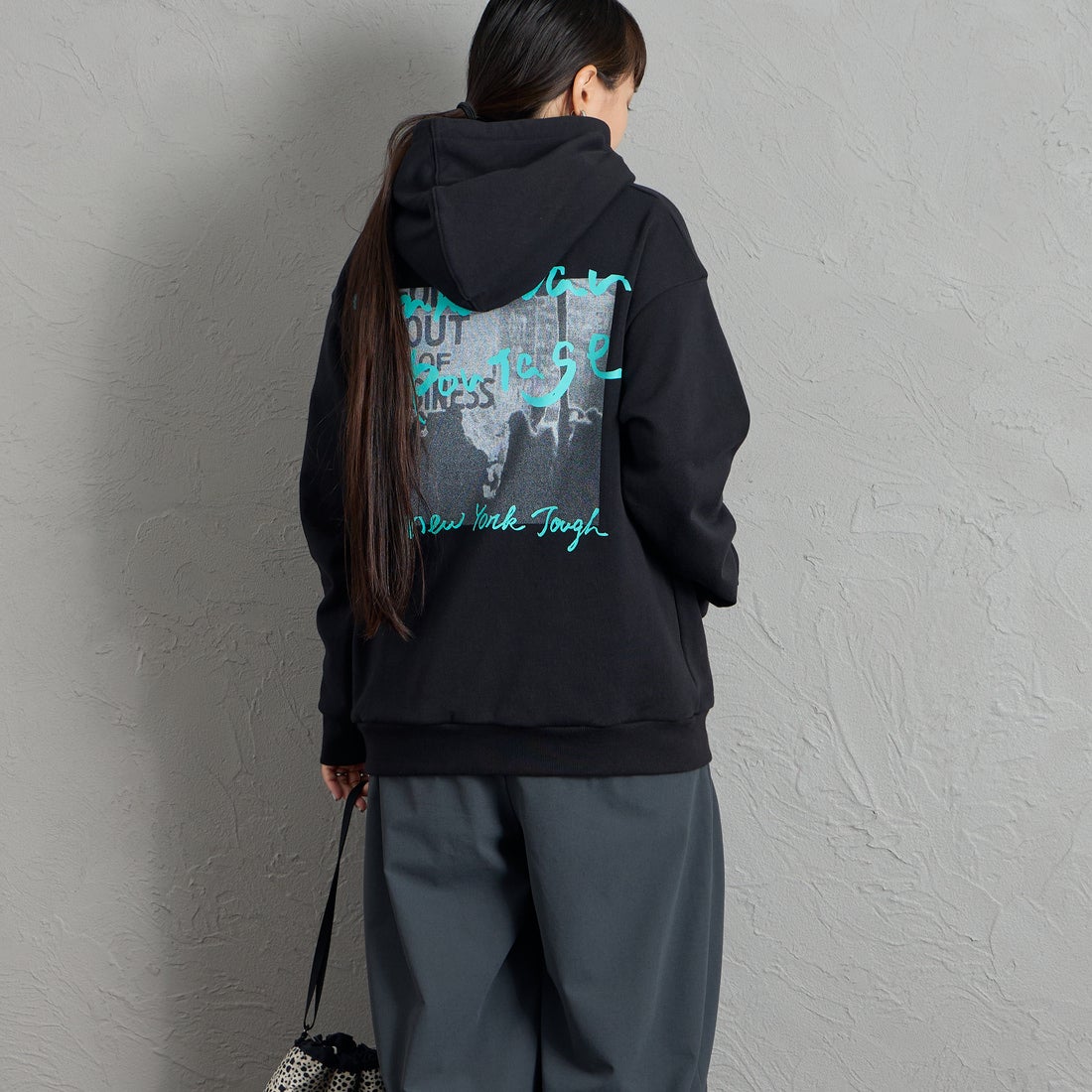 MANHATTAN PORTAGE [マンハッタンポーテージ] 別注 バックフォトプリント スウェットパーカー [26FWMP-IN88-JF] BLACK &&モデル身長：156cm 着用サイズ：S&&