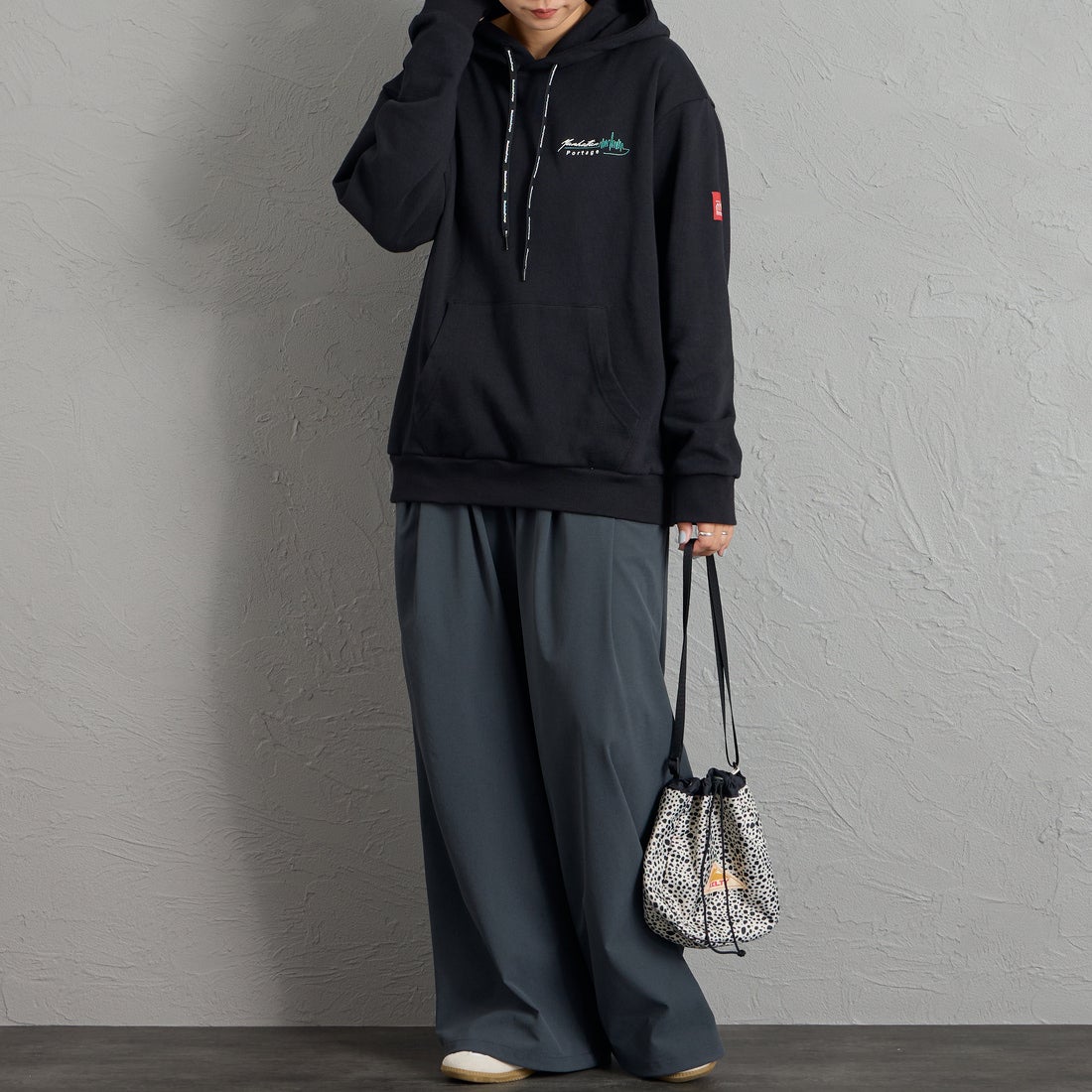 MANHATTAN PORTAGE [マンハッタンポーテージ] 別注 バックフォトプリント スウェットパーカー [26FWMP-IN88-JF] BLACK &&モデル身長：156cm 着用サイズ：S&&
