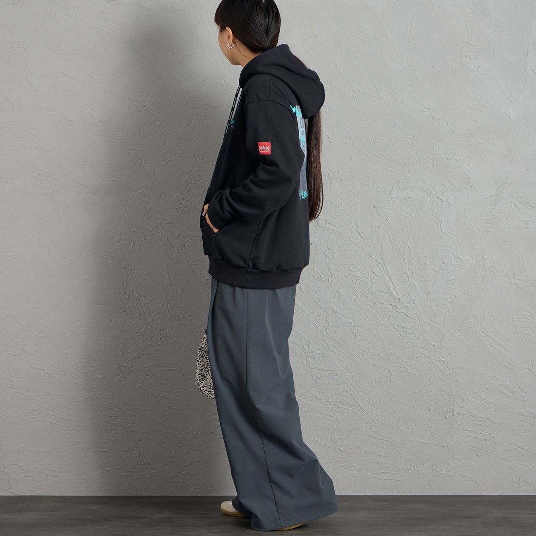 MANHATTAN PORTAGE [マンハッタンポーテージ] 別注 バックフォトプリント スウェットパーカー [26FWMP-IN88-JF] BLACK &&モデル身長：156cm 着用サイズ：S&&