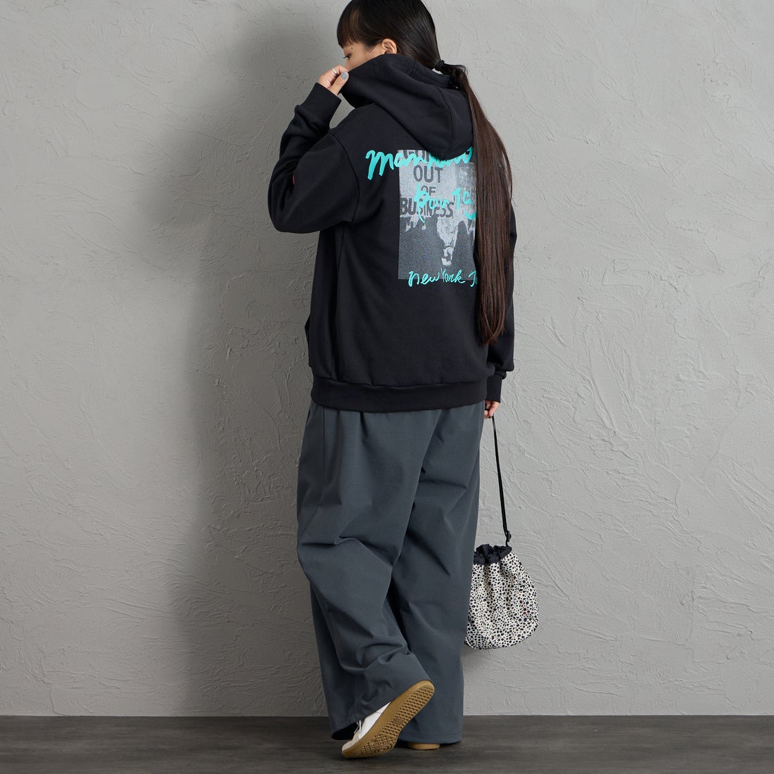 MANHATTAN PORTAGE [マンハッタンポーテージ] 別注 バックフォトプリント スウェットパーカー [26FWMP-IN88-JF] BLACK &&モデル身長：156cm 着用サイズ：S&&