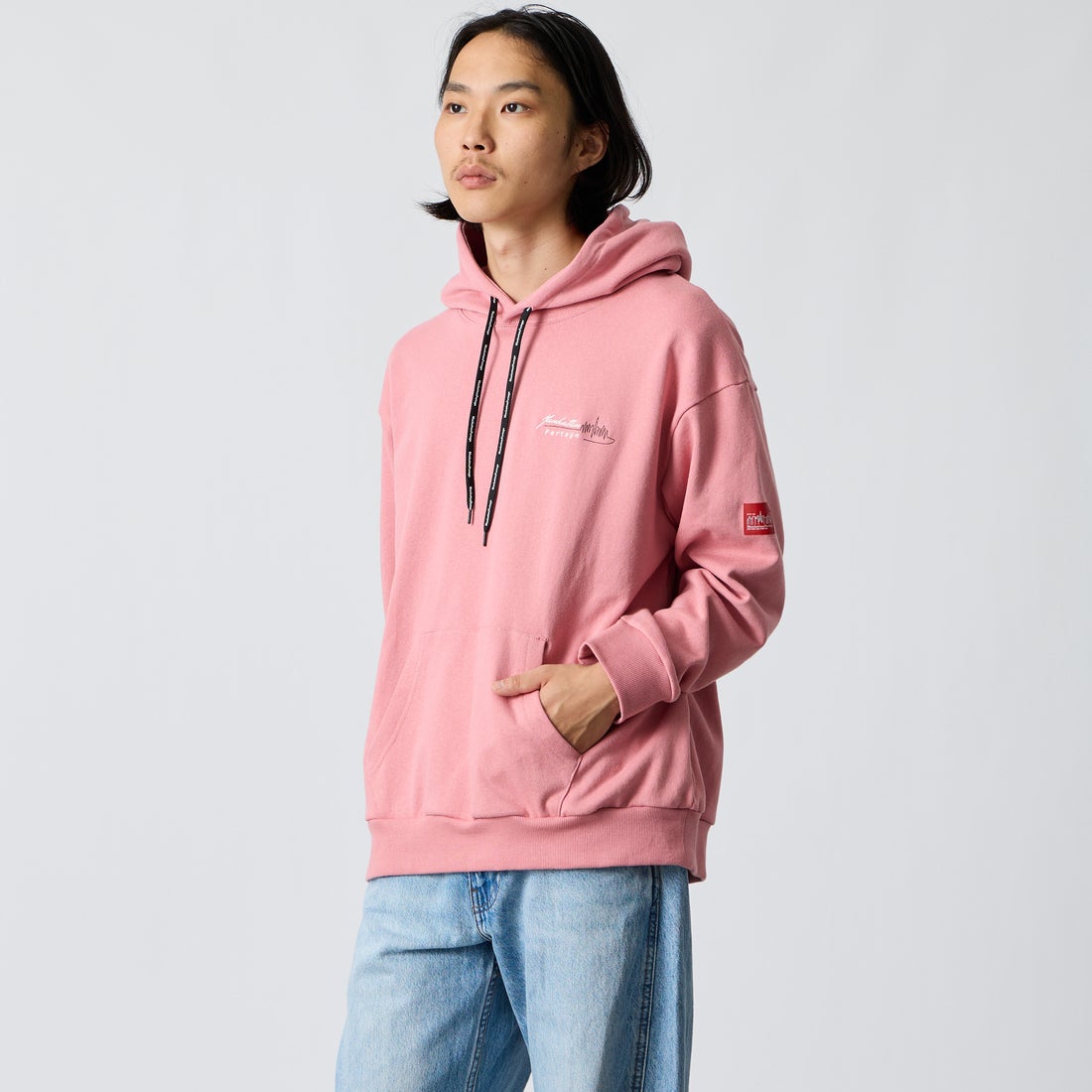 MANHATTAN PORTAGE [マンハッタンポーテージ] 別注 バックフォトプリント スウェットパーカー [26FWMP-IN88-JF] PINK &&モデル身長：175cm 着用サイズ：L&&