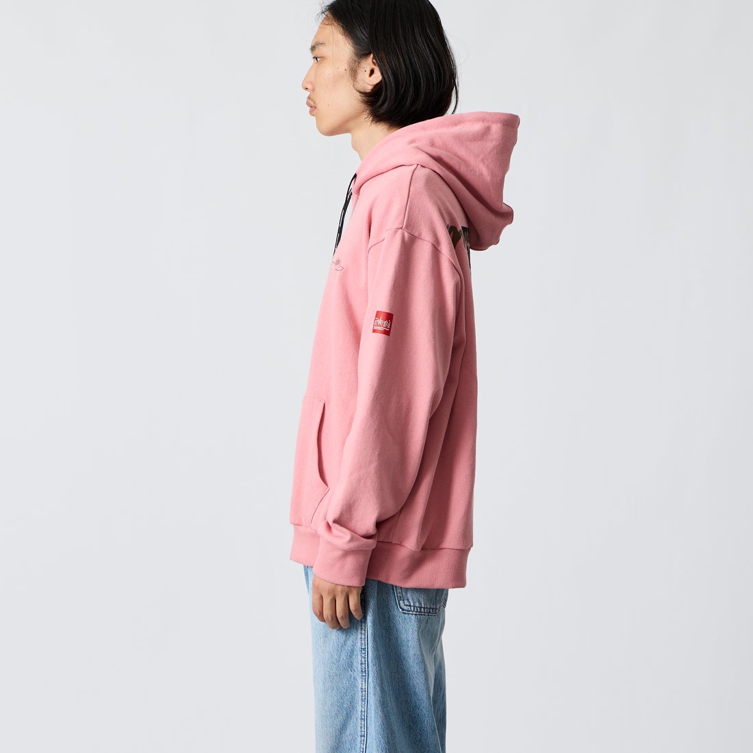 MANHATTAN PORTAGE [マンハッタンポーテージ] 別注 バックフォトプリント スウェットパーカー [26FWMP-IN88-JF] PINK &&モデル身長：175cm 着用サイズ：L&&