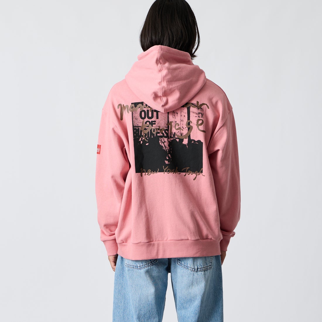 MANHATTAN PORTAGE [マンハッタンポーテージ] 別注 バックフォトプリント スウェットパーカー [26FWMP-IN88-JF] PINK &&モデル身長：175cm 着用サイズ：L&&