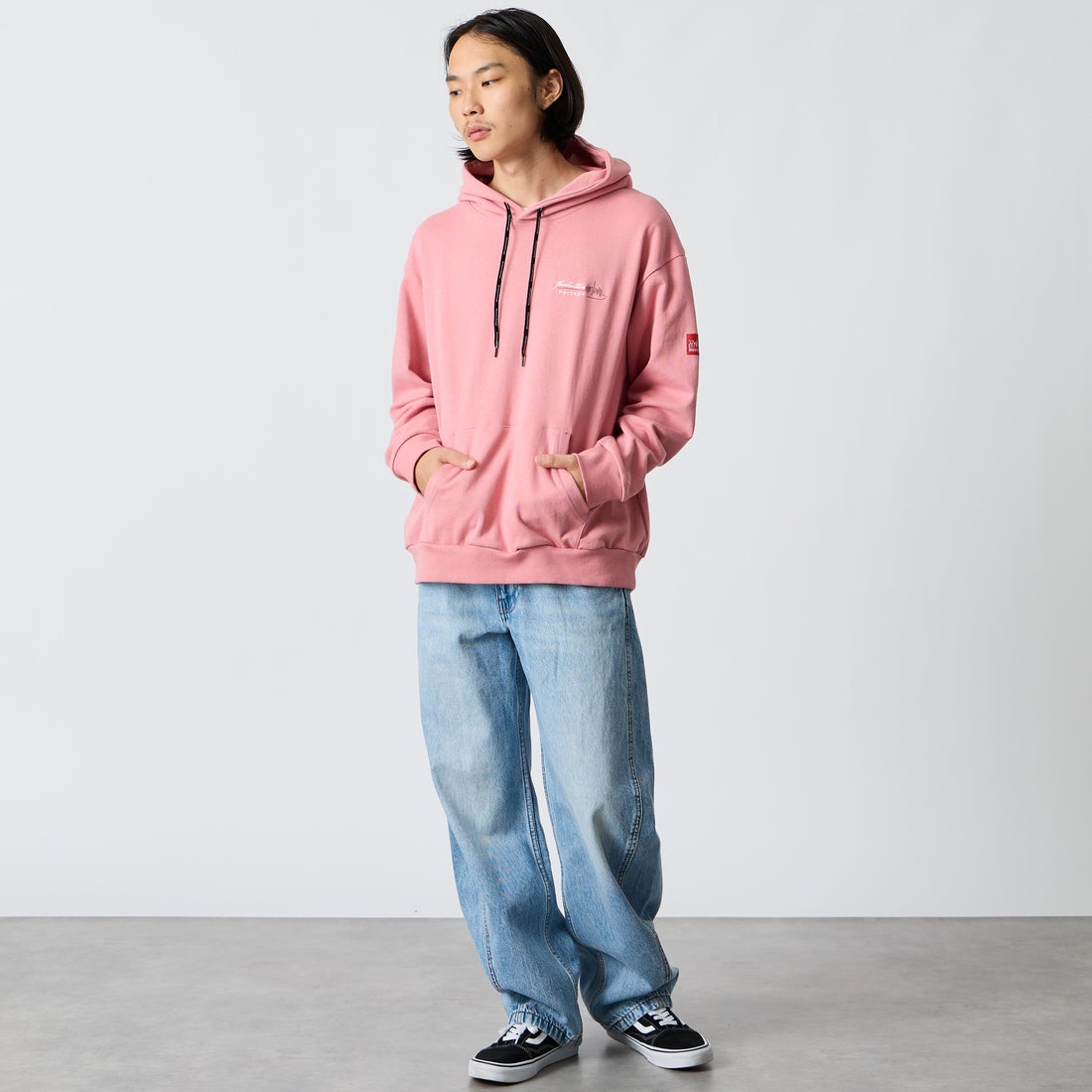MANHATTAN PORTAGE [マンハッタンポーテージ] 別注 バックフォトプリント スウェットパーカー [26FWMP-IN88-JF] PINK &&モデル身長：175cm 着用サイズ：L&&