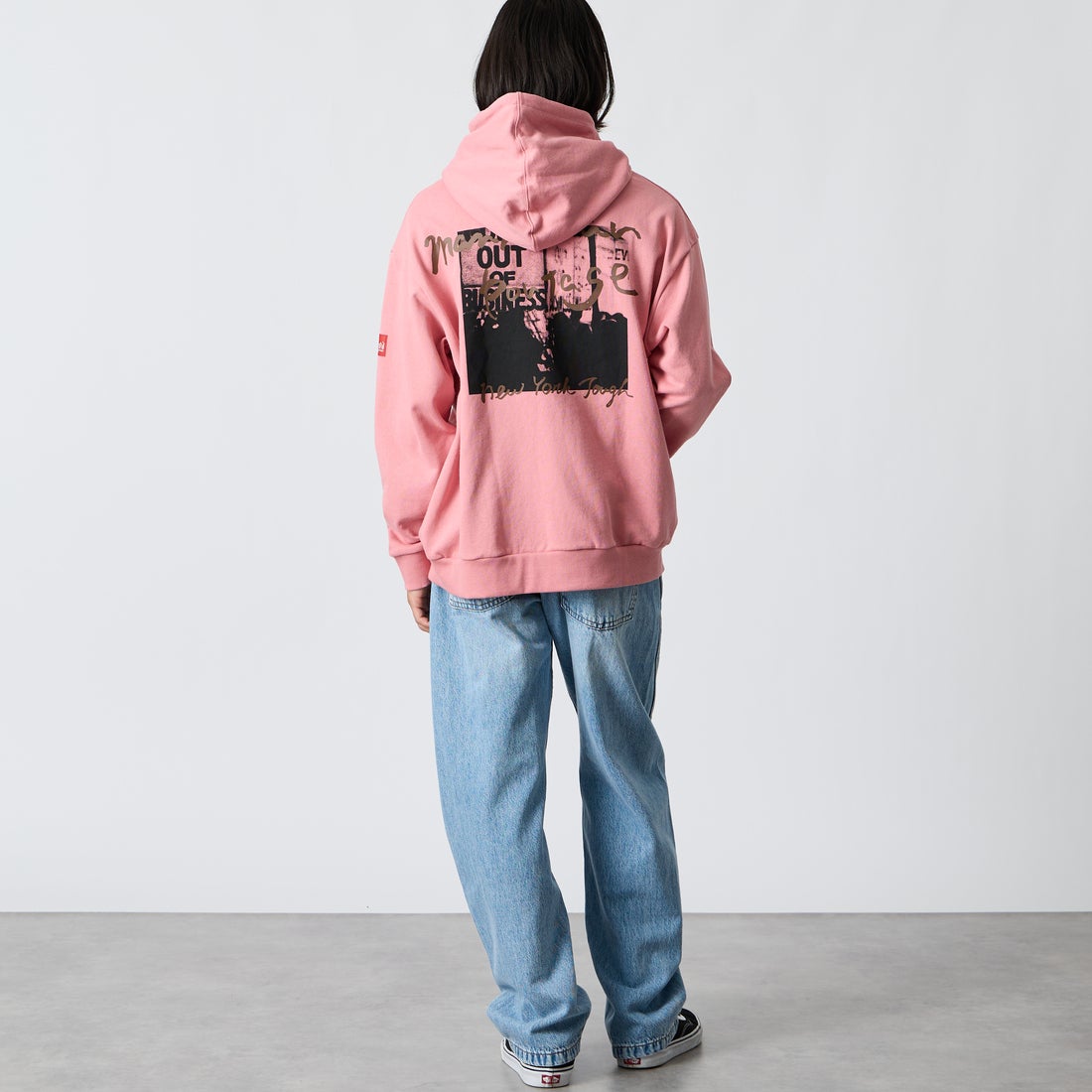 MANHATTAN PORTAGE [マンハッタンポーテージ] 別注 バックフォトプリント スウェットパーカー [26FWMP-IN88-JF] PINK &&モデル身長：175cm 着用サイズ：L&&