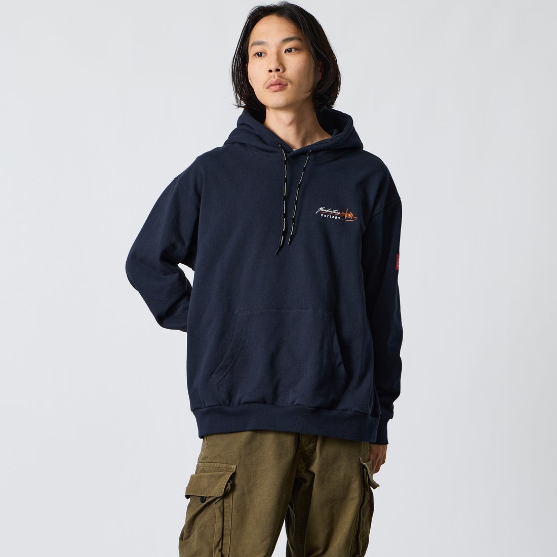 MANHATTAN PORTAGE [マンハッタンポーテージ] 別注 バックフォトプリント スウェットパーカー [26FWMP-IN88-JF] NAVY &&モデル身長：175cm 着用サイズ：L&&