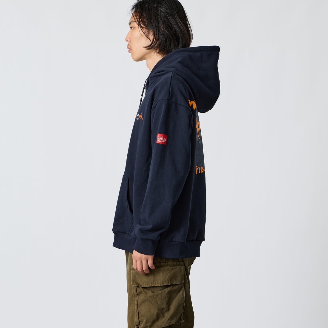 MANHATTAN PORTAGE [マンハッタンポーテージ] 別注 バックフォトプリント スウェットパーカー [26FWMP-IN88-JF] NAVY &&モデル身長：175cm 着用サイズ：L&&