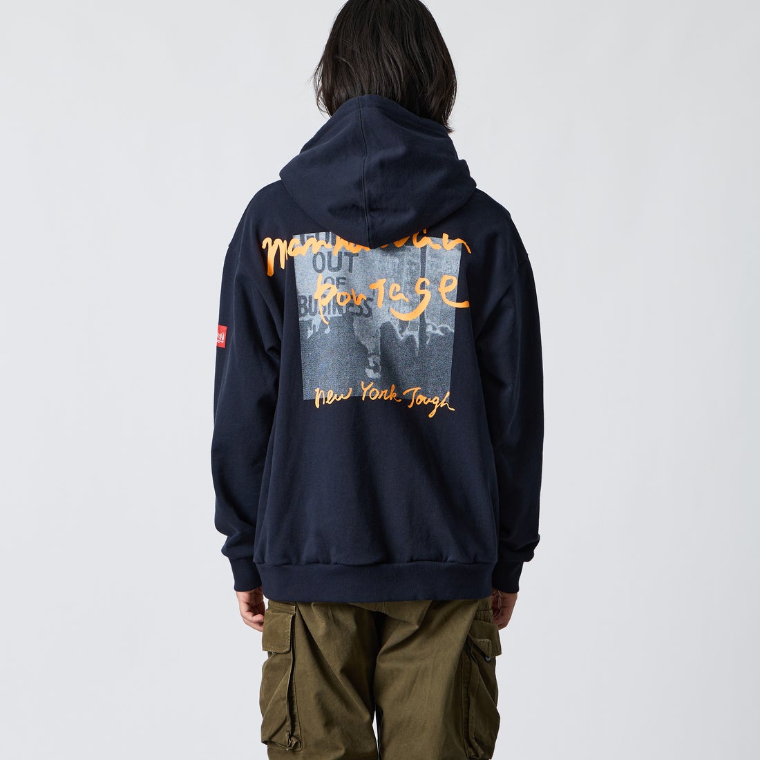 MANHATTAN PORTAGE [マンハッタンポーテージ] 別注 バックフォトプリント スウェットパーカー [26FWMP-IN88-JF] NAVY &&モデル身長：175cm 着用サイズ：L&&