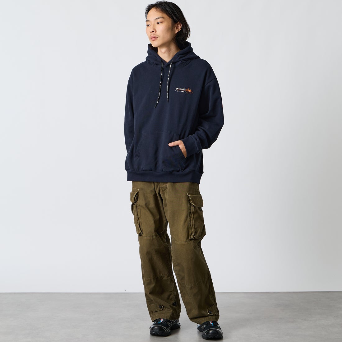 MANHATTAN PORTAGE [マンハッタンポーテージ] 別注 バックフォトプリント スウェットパーカー [26FWMP-IN88-JF] NAVY &&モデル身長：175cm 着用サイズ：L&&