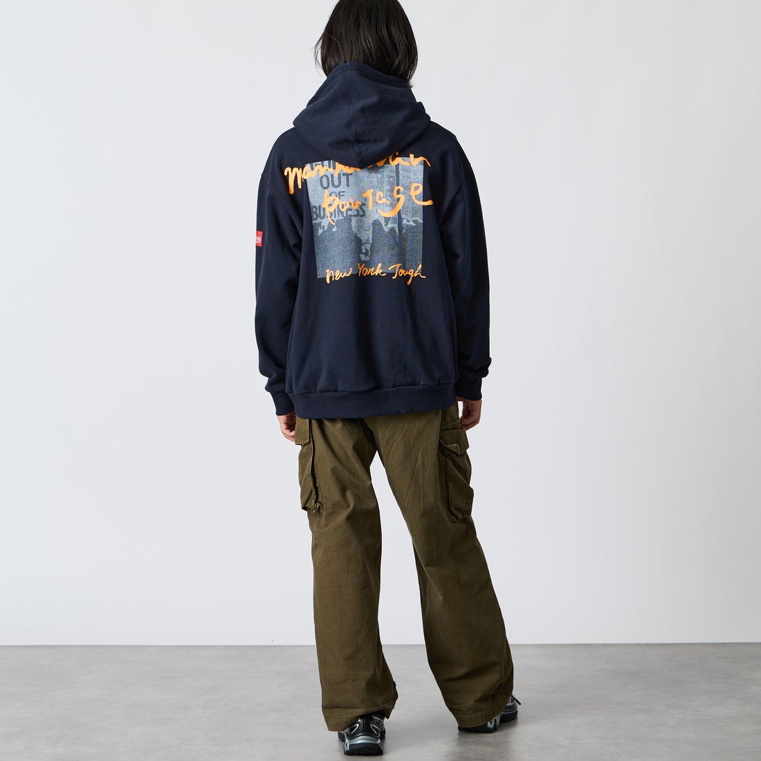 MANHATTAN PORTAGE [マンハッタンポーテージ] 別注 バックフォトプリント スウェットパーカー [26FWMP-IN88-JF] NAVY &&モデル身長：175cm 着用サイズ：L&&