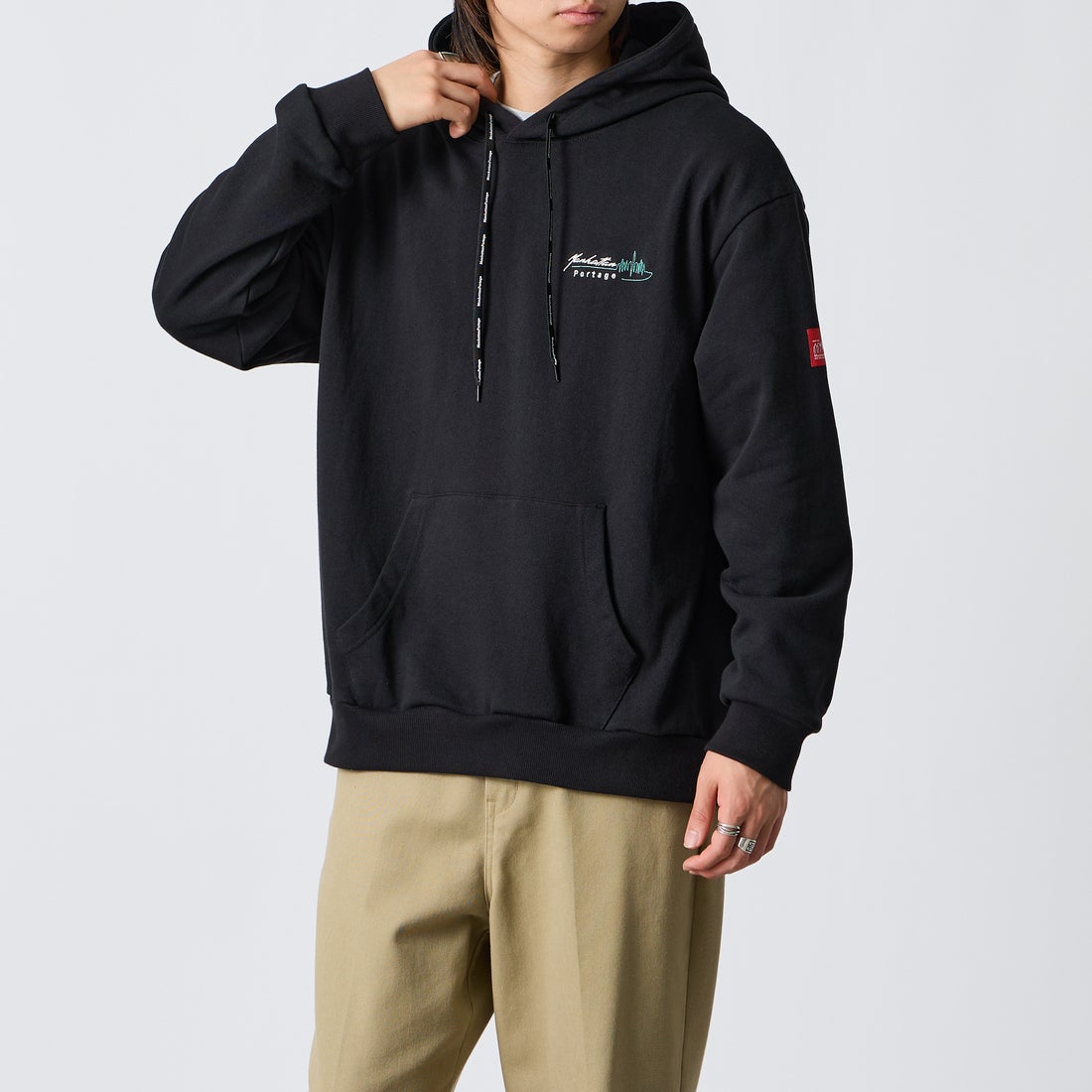 MANHATTAN PORTAGE [マンハッタンポーテージ] 別注 バックフォトプリント スウェットパーカー [26FWMP-IN88-JF] BLACK &&モデル身長：177cm 着用サイズ：L&&