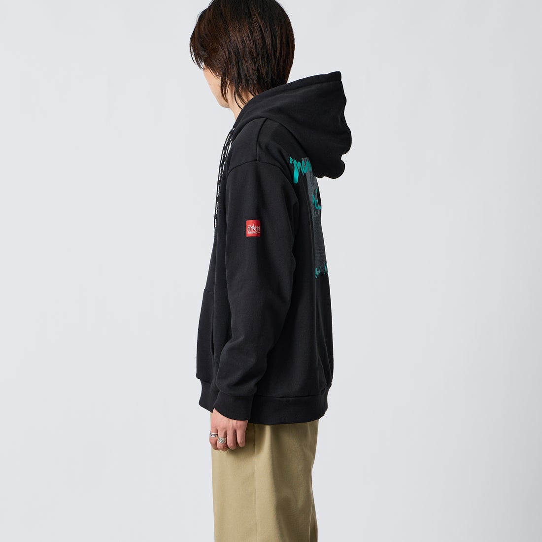 MANHATTAN PORTAGE [マンハッタンポーテージ] 別注 バックフォトプリント スウェットパーカー [26FWMP-IN88-JF] BLACK &&モデル身長：177cm 着用サイズ：L&&