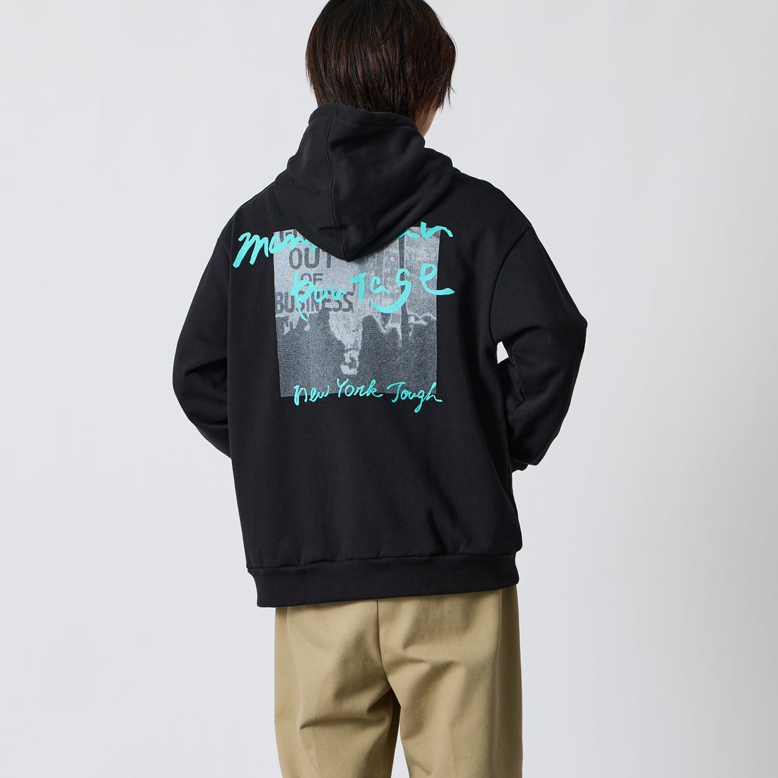 MANHATTAN PORTAGE [マンハッタンポーテージ] 別注 バックフォトプリント スウェットパーカー [26FWMP-IN88-JF] BLACK &&モデル身長：177cm 着用サイズ：L&&