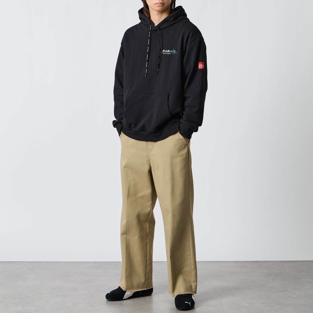 MANHATTAN PORTAGE [マンハッタンポーテージ] 別注 バックフォトプリント スウェットパーカー [26FWMP-IN88-JF] BLACK &&モデル身長：177cm 着用サイズ：L&&