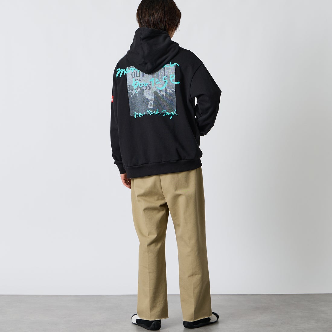 MANHATTAN PORTAGE [マンハッタンポーテージ] 別注 バックフォトプリント スウェットパーカー [26FWMP-IN88-JF] BLACK &&モデル身長：177cm 着用サイズ：L&&