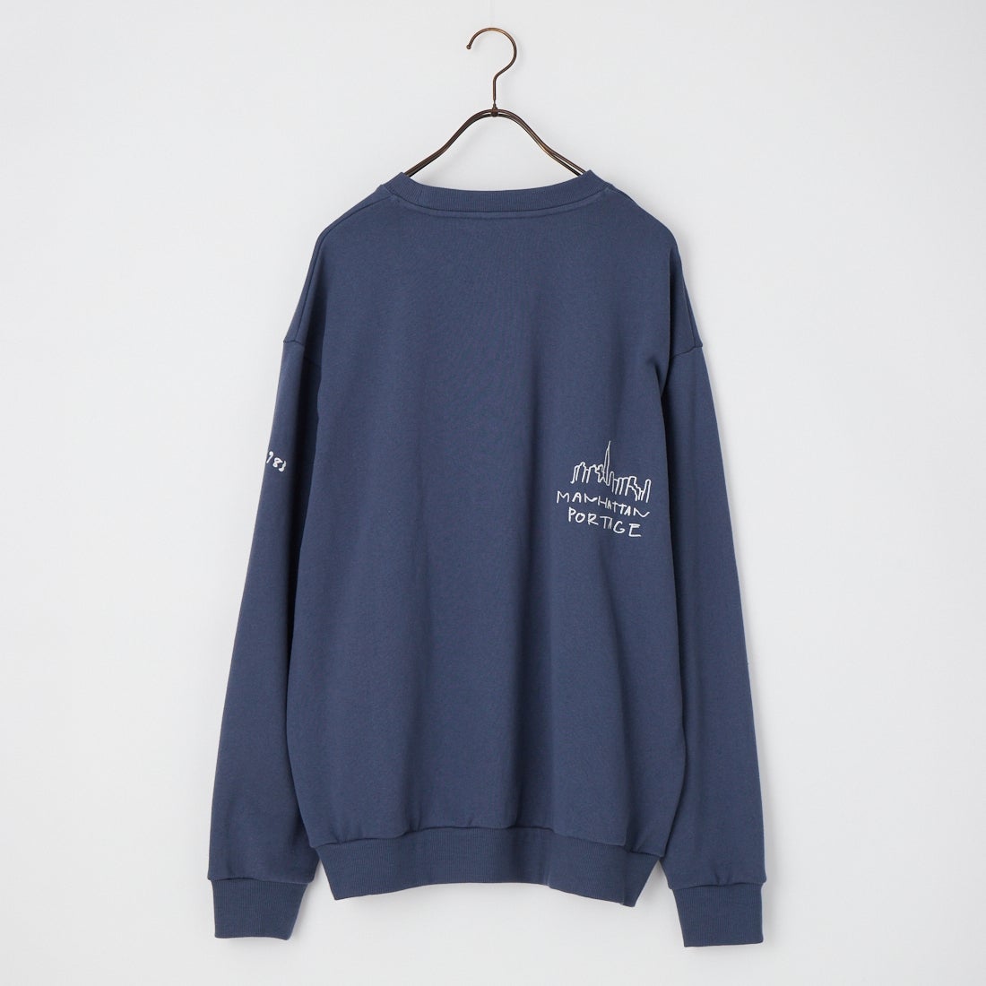MANHATTAN PORTAGE [マンハッタンポーテージ] 別注 ランダムロゴ刺繍 クルーネックスウェット [26FWMP-IN91-JF] BLUE