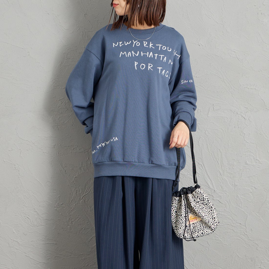 MANHATTAN PORTAGE [マンハッタンポーテージ] 別注 ランダムロゴ刺繍 クルーネックスウェット [26FWMP-IN91-JF] BLUE &&モデル身長：159cm 着用サイズ：S&&