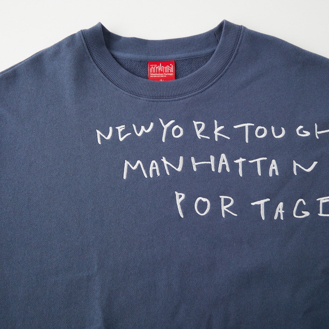 MANHATTAN PORTAGE [マンハッタンポーテージ] 別注 ランダムロゴ刺繍 クルーネックスウェット [26FWMP-IN91-JF] BLUE