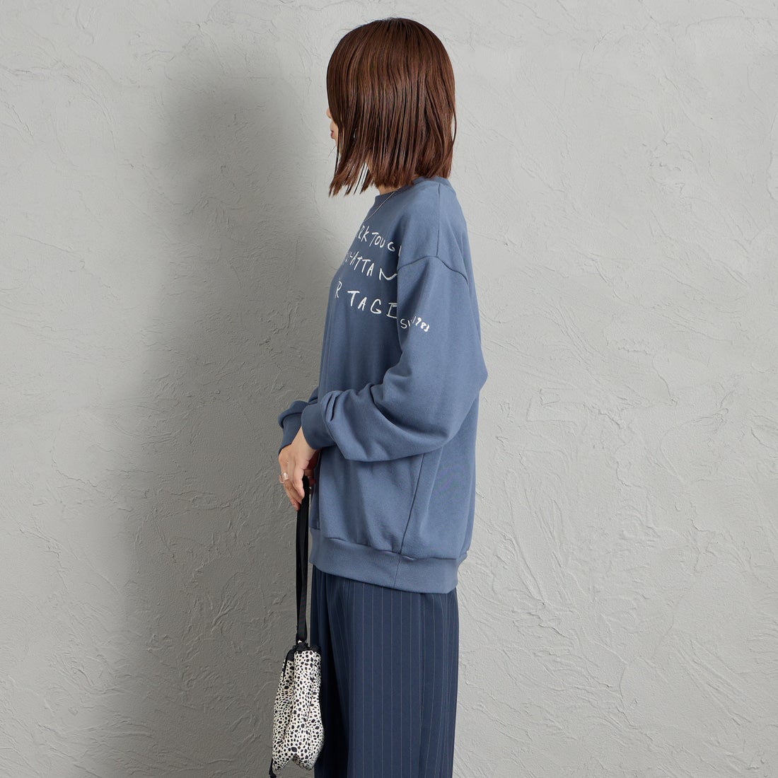 MANHATTAN PORTAGE [マンハッタンポーテージ] 別注 ランダムロゴ刺繍 クルーネックスウェット [26FWMP-IN91-JF] BLUE &&モデル身長：159cm 着用サイズ：S&&