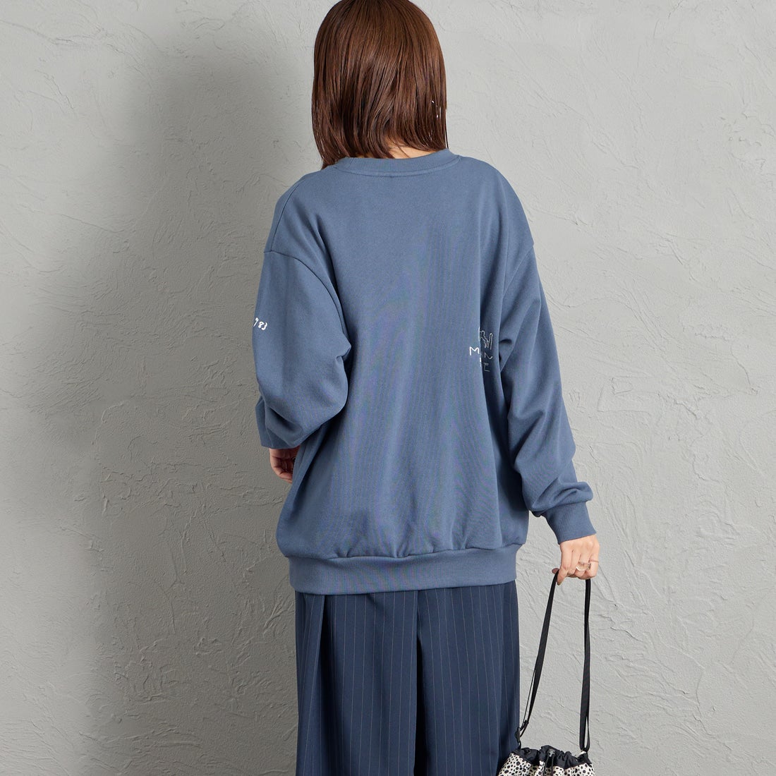 MANHATTAN PORTAGE [マンハッタンポーテージ] 別注 ランダムロゴ刺繍 クルーネックスウェット [26FWMP-IN91-JF] BLUE &&モデル身長：159cm 着用サイズ：S&&