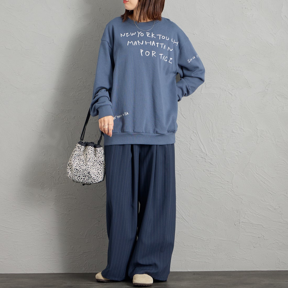 MANHATTAN PORTAGE [マンハッタンポーテージ] 別注 ランダムロゴ刺繍 クルーネックスウェット [26FWMP-IN91-JF] BLUE &&モデル身長：159cm 着用サイズ：S&&
