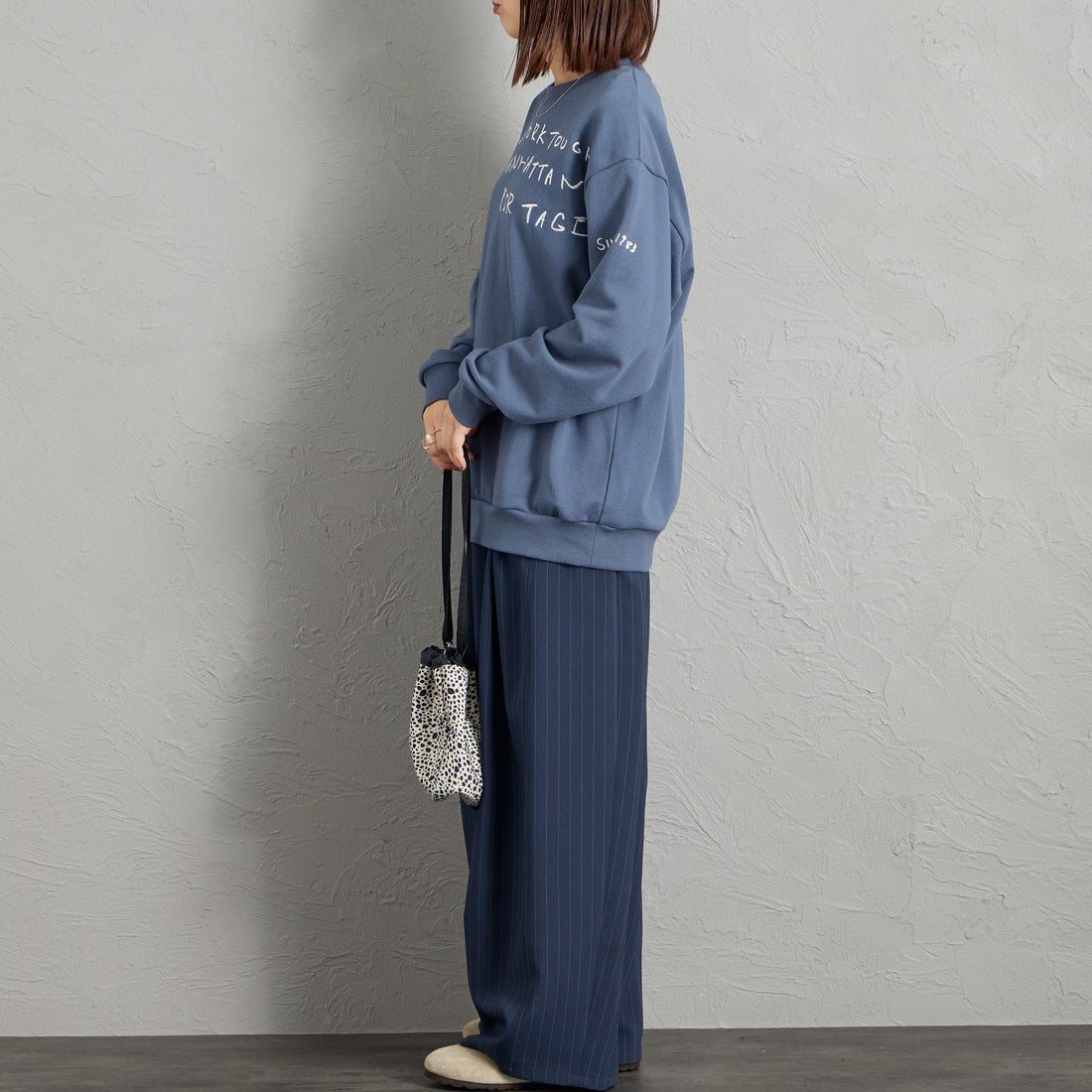 MANHATTAN PORTAGE [マンハッタンポーテージ] 別注 ランダムロゴ刺繍 クルーネックスウェット [26FWMP-IN91-JF] BLUE &&モデル身長：159cm 着用サイズ：S&&