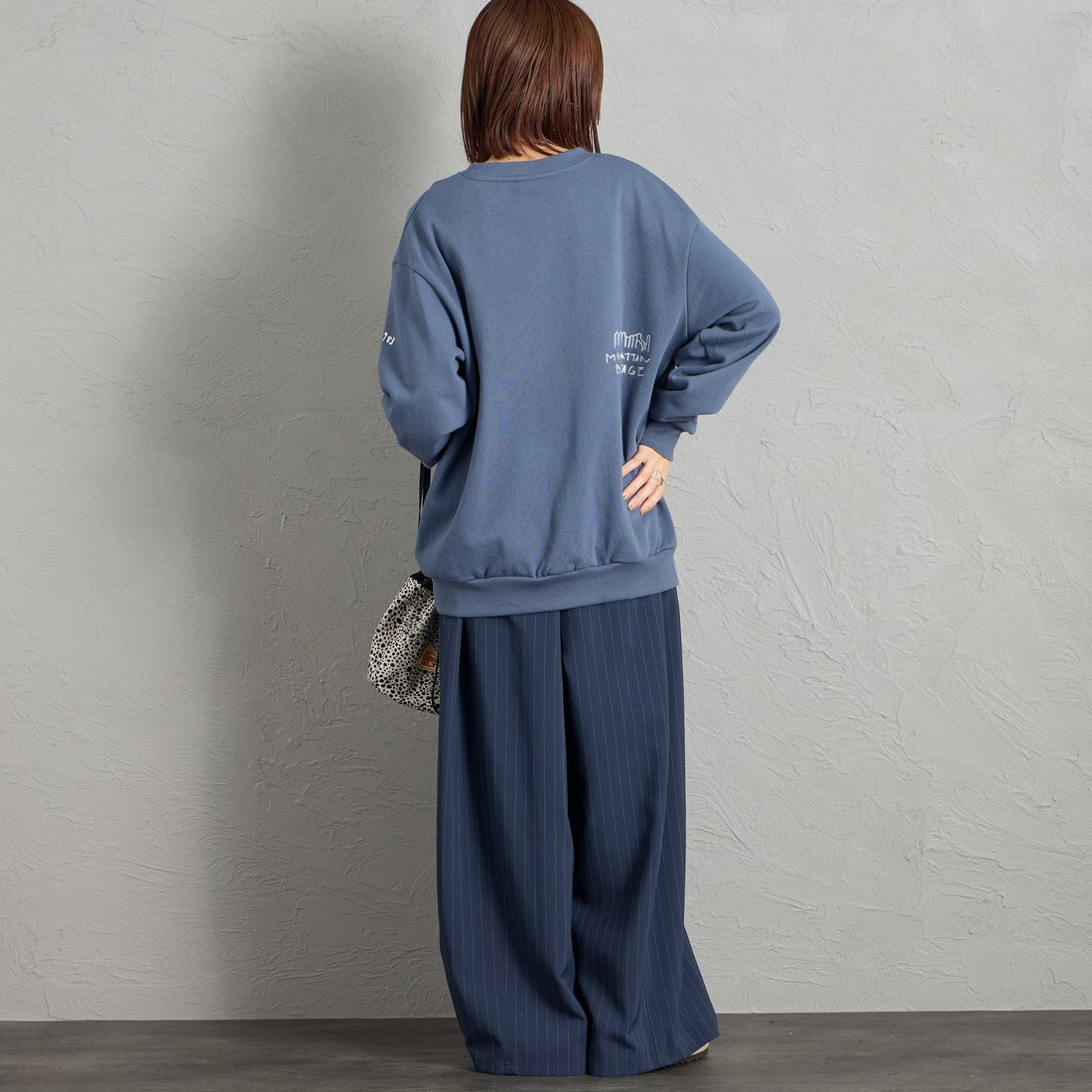 MANHATTAN PORTAGE [マンハッタンポーテージ] 別注 ランダムロゴ刺繍 クルーネックスウェット [26FWMP-IN91-JF] BLUE &&モデル身長：159cm 着用サイズ：S&&